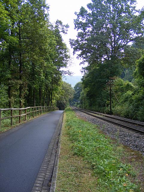 Weg an Bahn