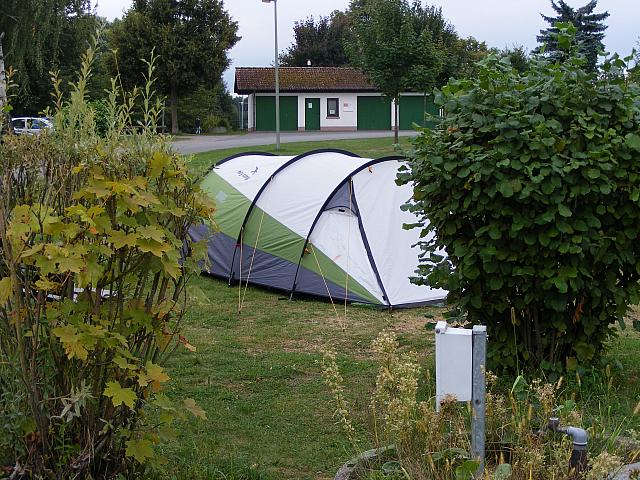 Zelt im Strauchkreis