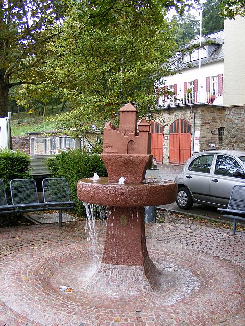 Brunnen mit Burgmodell